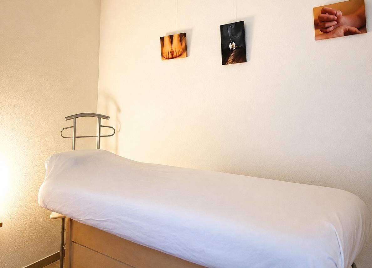 Behandlungsraum der Naturheilpraxis Wurster mit Liege in ruhigem, gedämpftem Licht