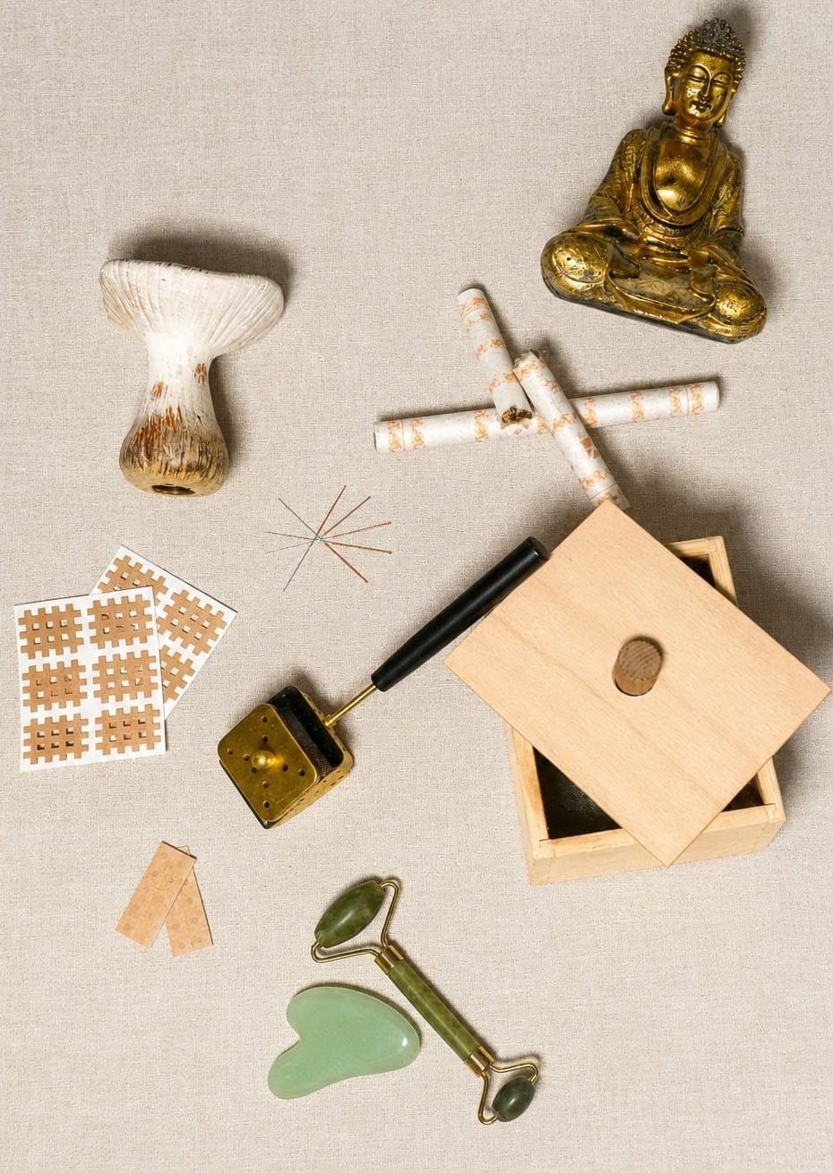 Arbeitsmaterialien aus der Naturheilpraxis Wurster: Akupunkturnadeln, Moxa-Zigarren, Gua-Sha-Stein und Jade-Roller