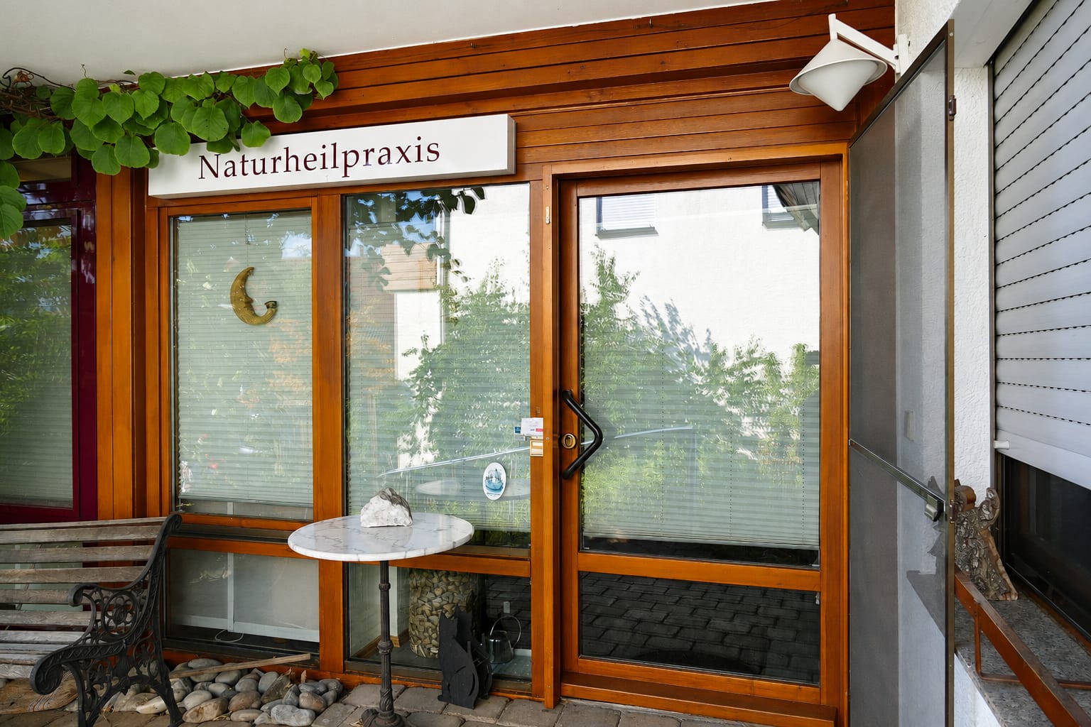 Eingang der Naturheilpraxis Wurster in Holzmaden