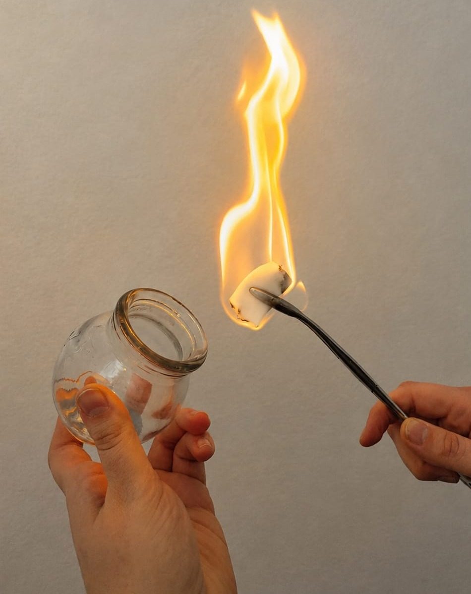 Schröpfglas wird für die Behandlung erwärmt, Naturheilpraxis Wurster